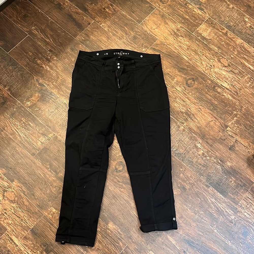 White House Black Market straight leg cropped pant. Size 12